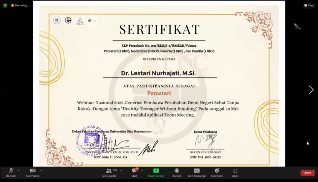 Penyerahan sertifikat pemateri satu oleh Dr. Lestari Nurhajati, M.Si.